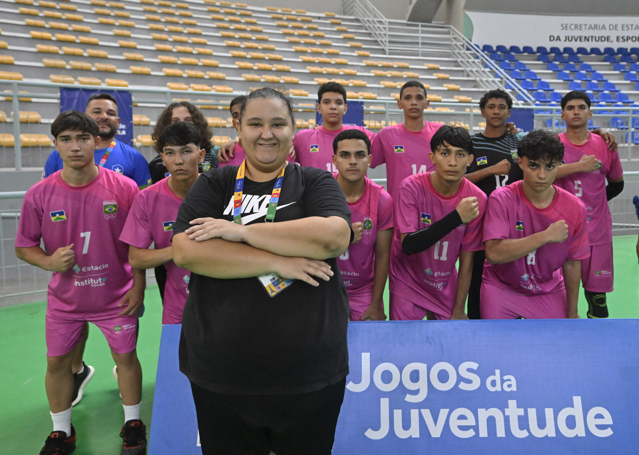 Adorada por atletas nos Jogos da Juventude, técnica e educadora de Rondônia ensina handebol, cidadania e amor ao esporte: “Minha missão na vida”