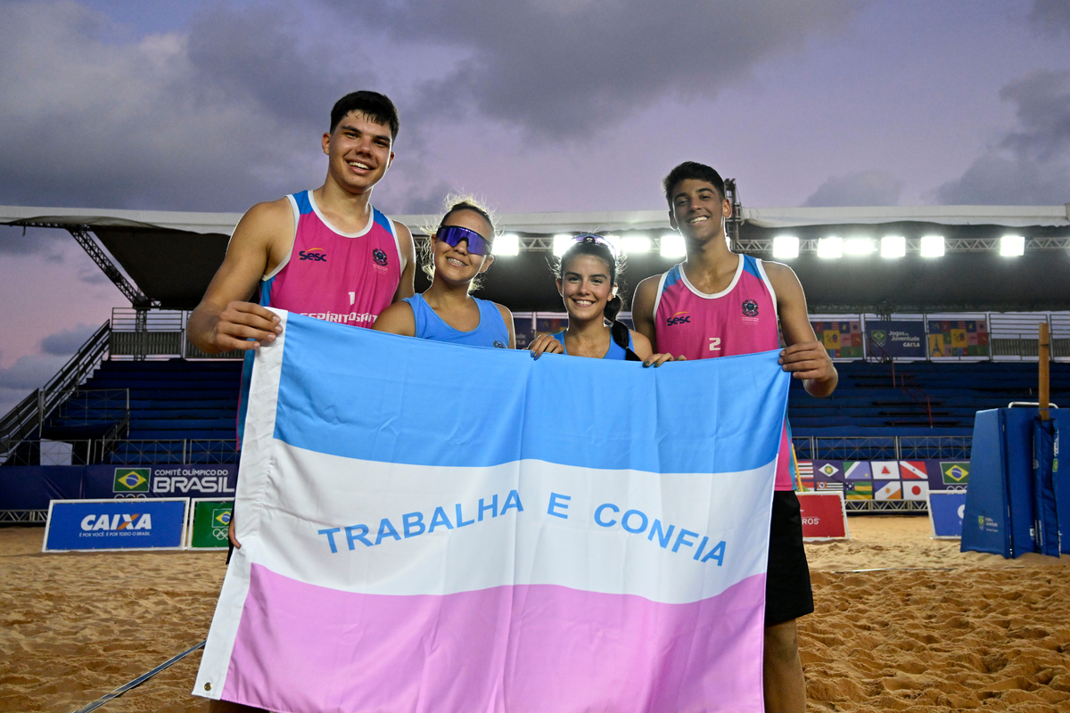 Espírito Santo garante os dois primeiros ouros nos Jogos da Juventude no vôlei de praia com atleta de 2,03m no masculino e 1,61m no feminino