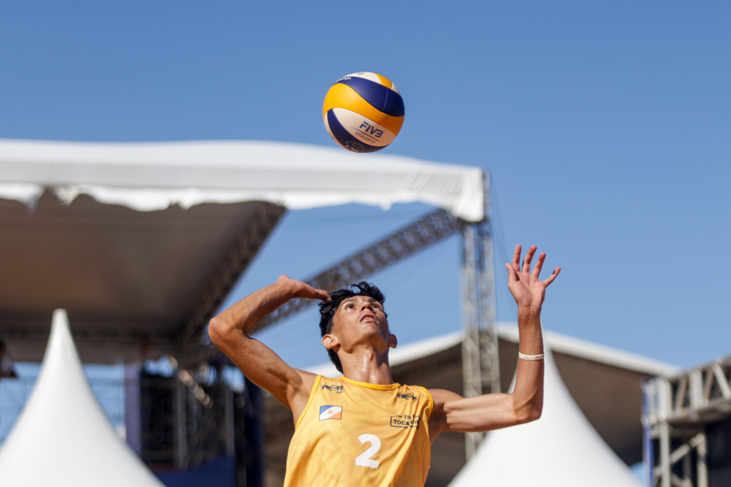 Garoto ganha escola, moradia e uma família nova, passa a defender Tocantins no vôlei de praia e retribui colocando estado em pódio dos Jogos da Juventude