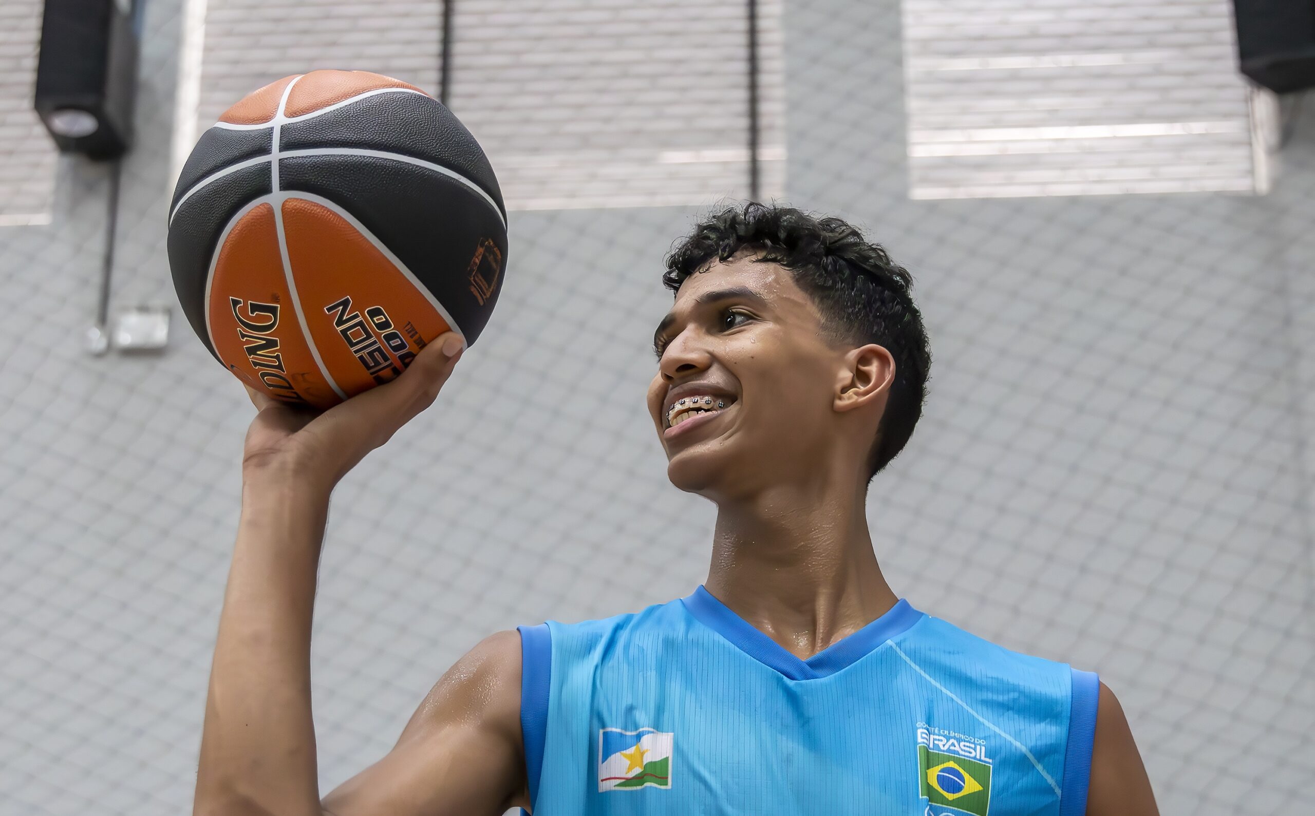 Refugiado venezuelano deixa fome no passado, se encontra no basquete atuando por Roraima nos Jogos da Juventude e enche pais de orgulho