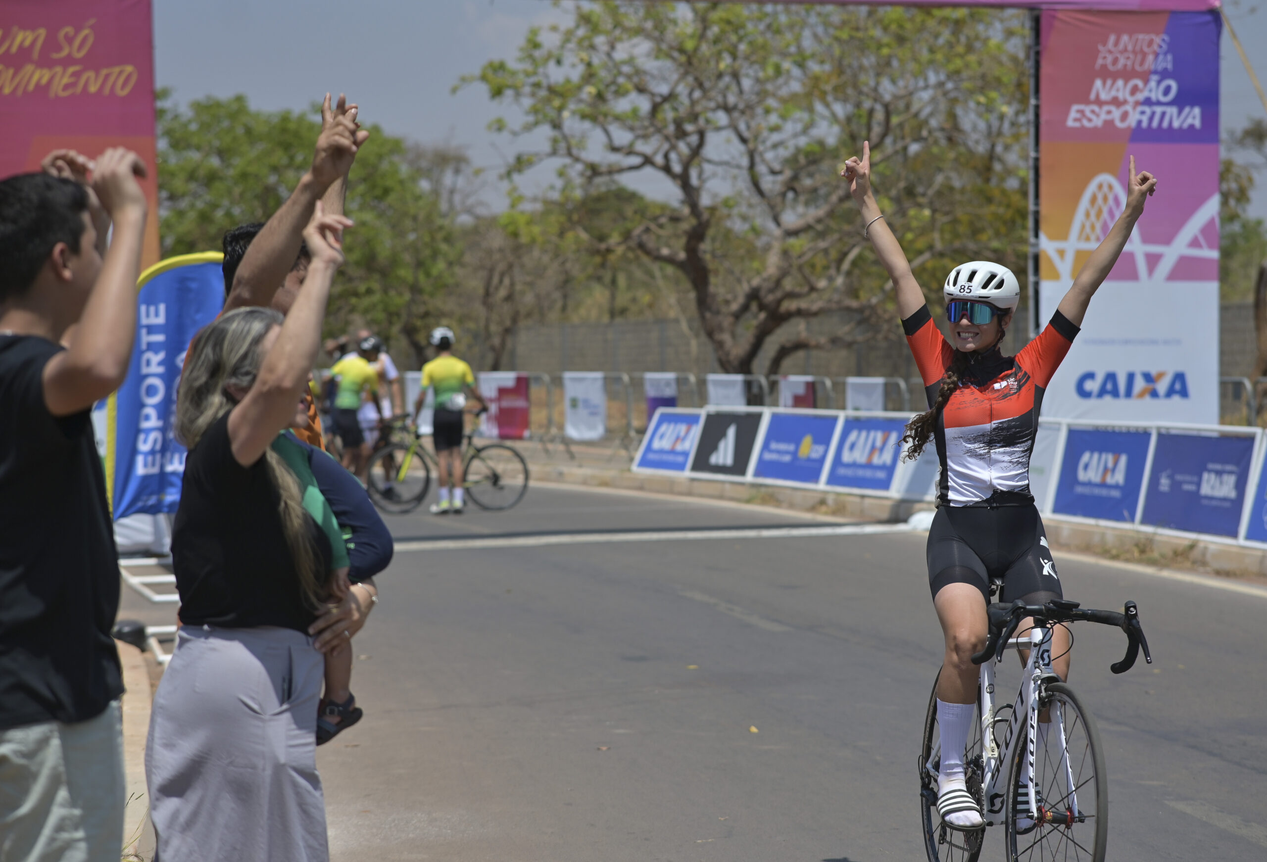 Com família na torcida, Deborah Fernandes vence prova no ciclismo e conquista sua terceira medalha nos JJ CAIXA Brasília 2025