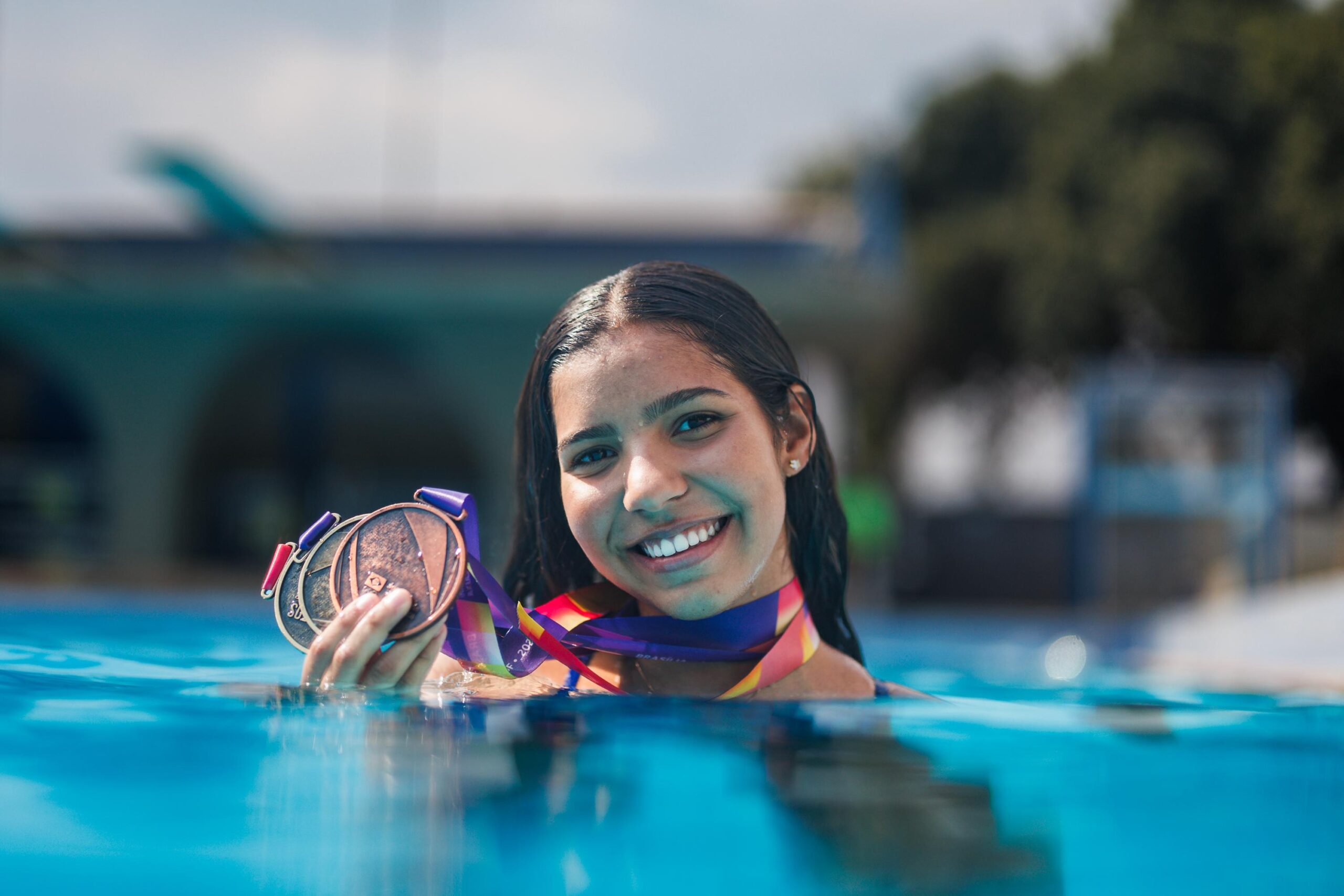 Filha de jogador de basquete, pernambucana conquista quatro medalhas na natação dos Jogos da Juventude CAIXA Brasília 2025