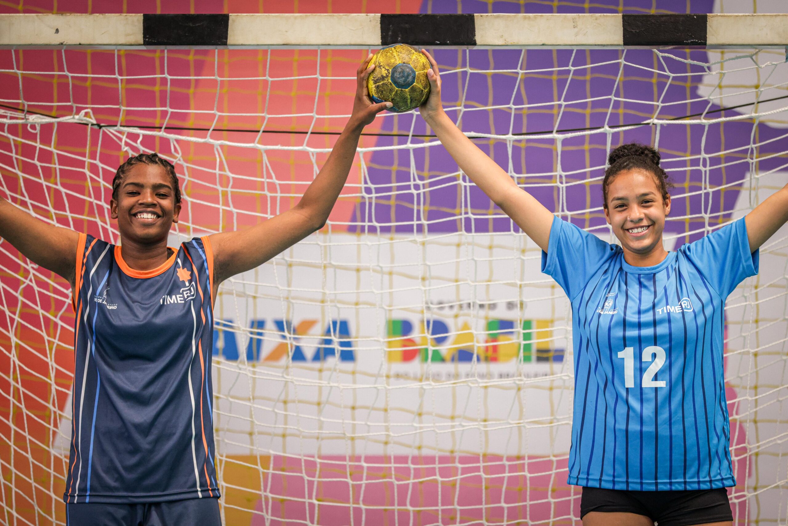 Muralhas, Maria Eduarda e Isabelle defendem o gol do handebol do Rio de Janeiro nos Jogos da Juventude CAIXA Brasília 2025