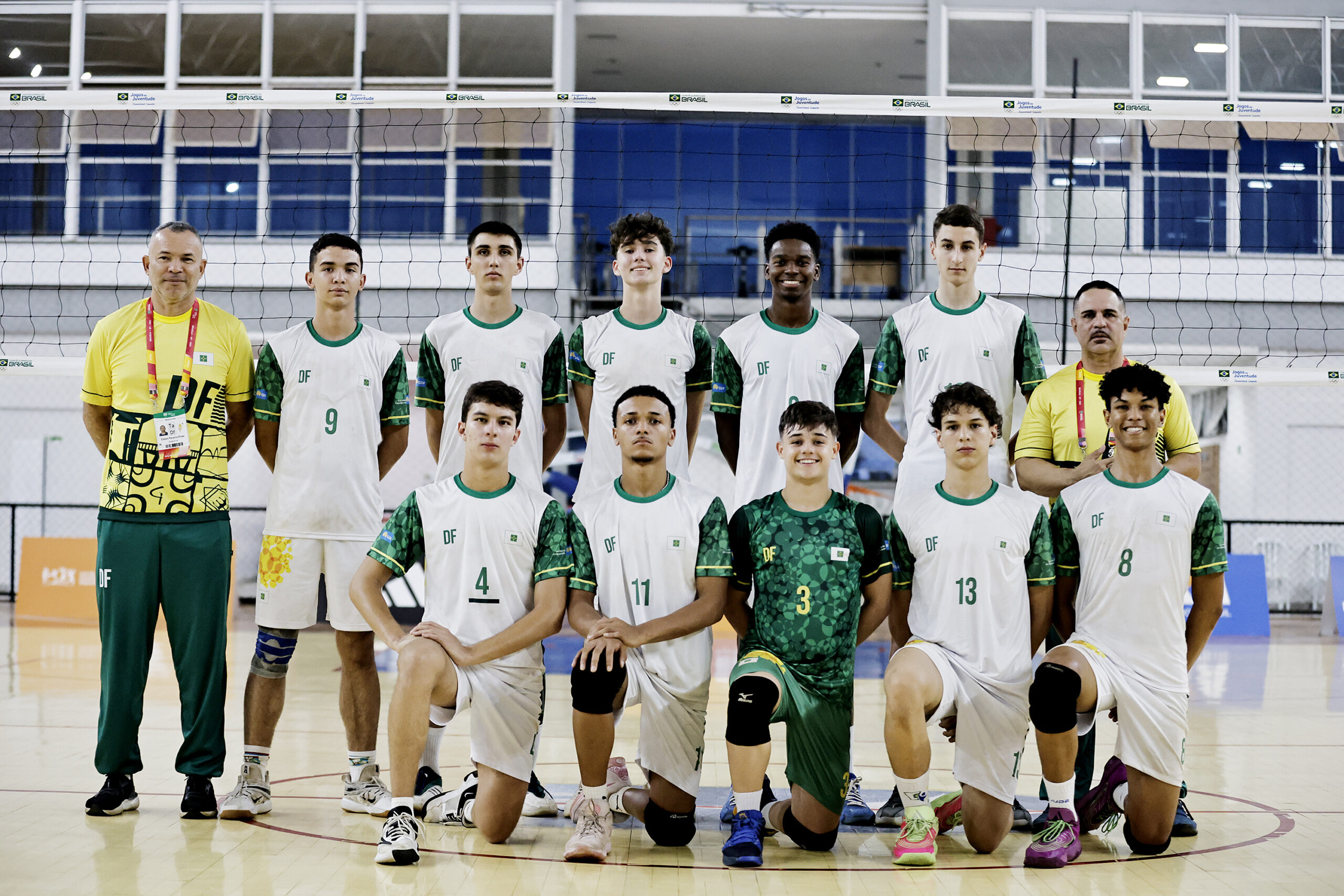 Com apoio da torcida, DF garante vaga entre os quatro melhores do vôlei masculino