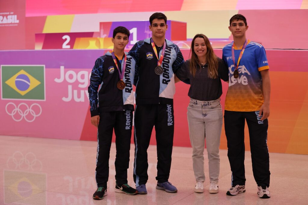 Irmão iranianos e a embaixadora Giullia Penalber na entrega de medalhas do Wrestling. Créditos: Juliana Ávila/COB