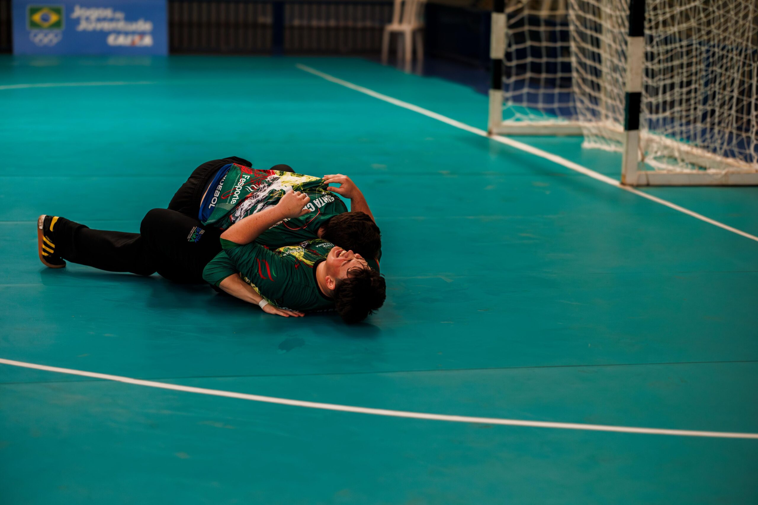 Goleiros Samuel e Artur fecham o gol de SC e comemoram o tricampeonato no handebol