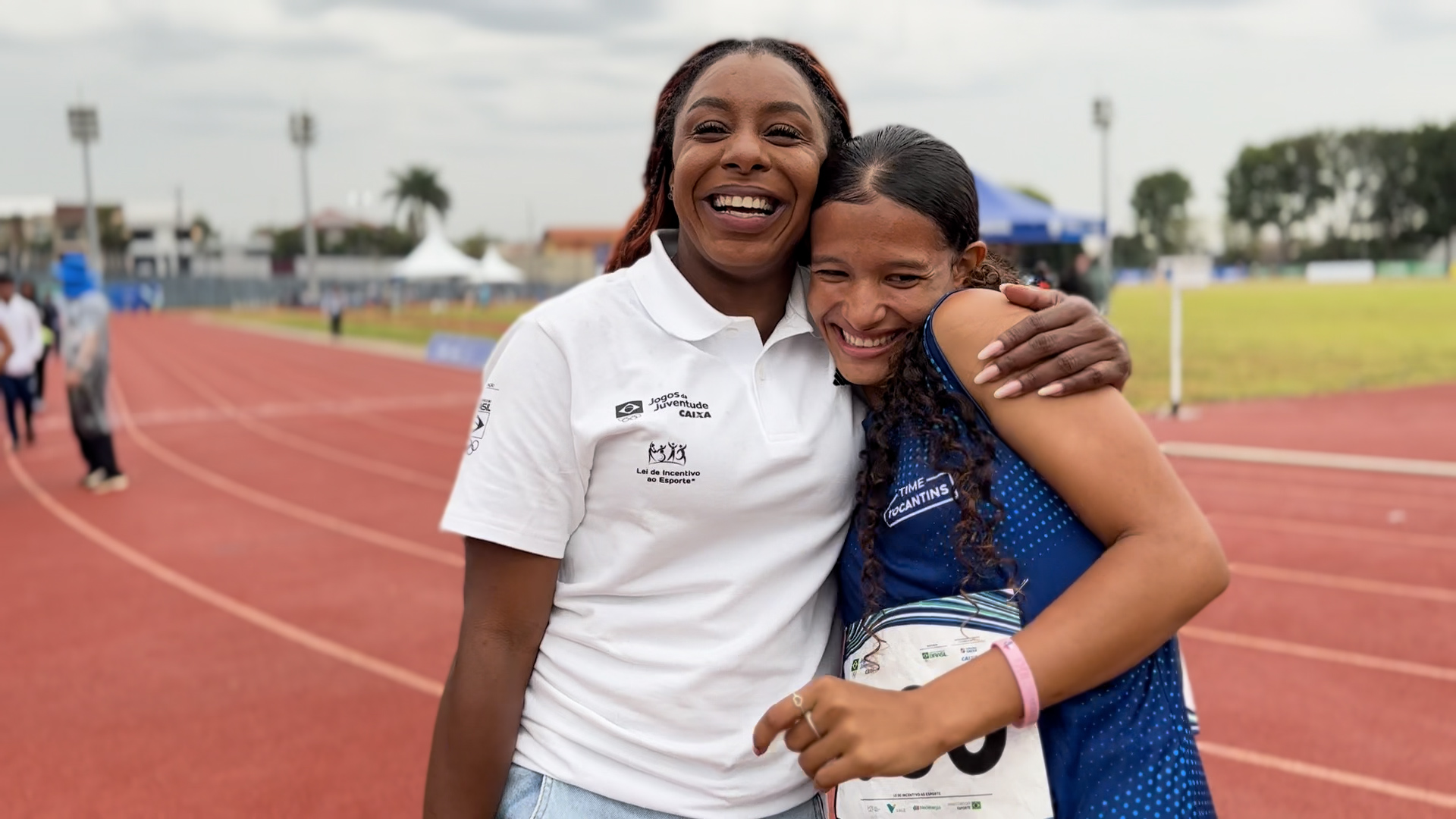 Aniversariante do dia, Geovana Monteiro, do TO, ganha “aula” de Rosângela Santos antes do revezamento 4×100 metros