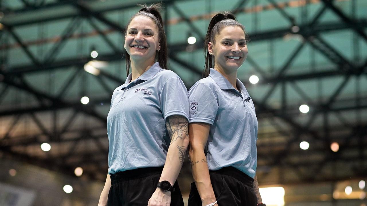 Gêmeas e árbitras internacionais, Bruna e Renata Correa apitam handebol nos Jogos da Juventude há 14 anos