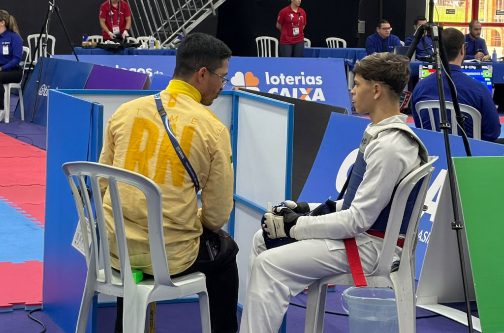 2026.10.22 - Jogos da Juventude CAIXA Foz do Iguaçu - CCO - Taekwondo - Sebastian Nicolas Costa e o técnico Dennys Alisson da Silva - Foto: Geovanna Figueiredo/Delegação Rio Grande do Norte